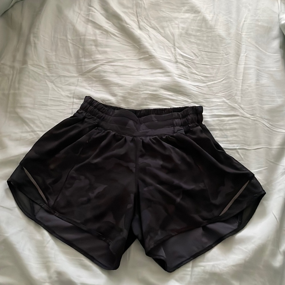 Lululemon black camo hotty hot shorts. 4”